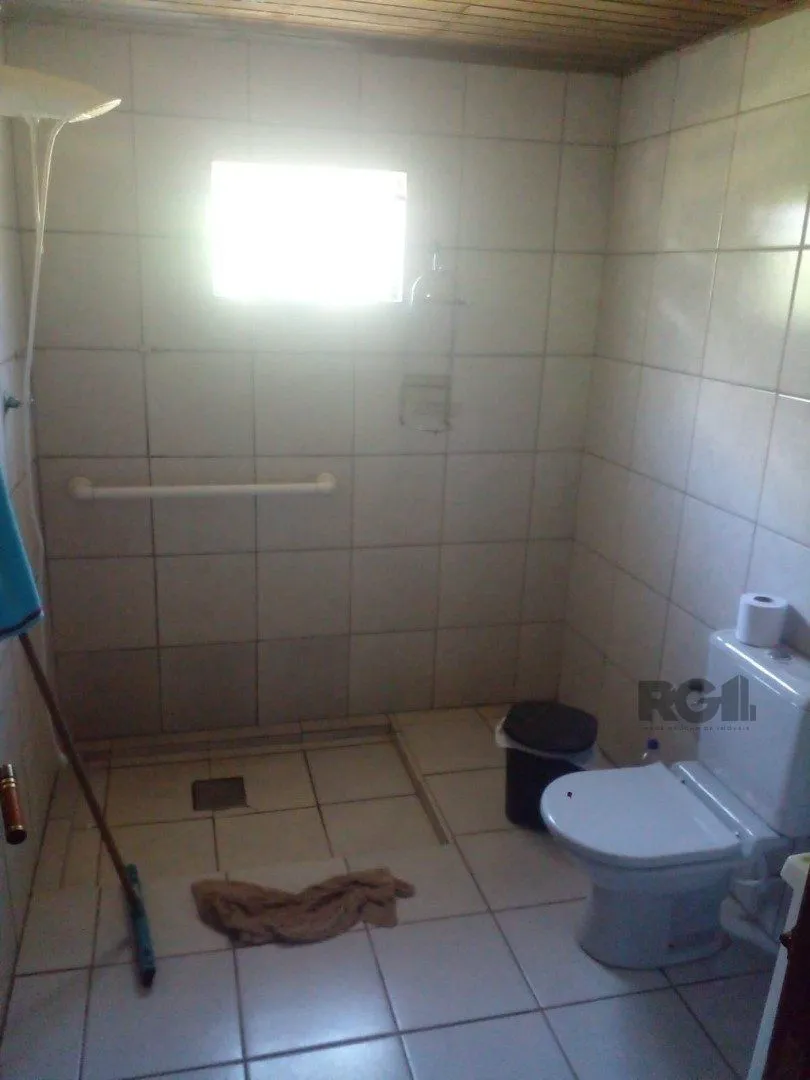 Imagem Dois quartos, 01 banheiro, 01 sala de star, 01 sala de jantar, cozinha, 01 garagem para três carros com churrasqueira.