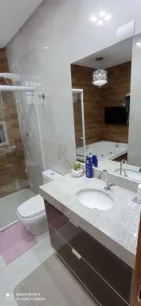 Imagem CASA SOBREPOSTA TÉRREA NA PONTA DA PRAIA COM PORTEIRA FECHADA