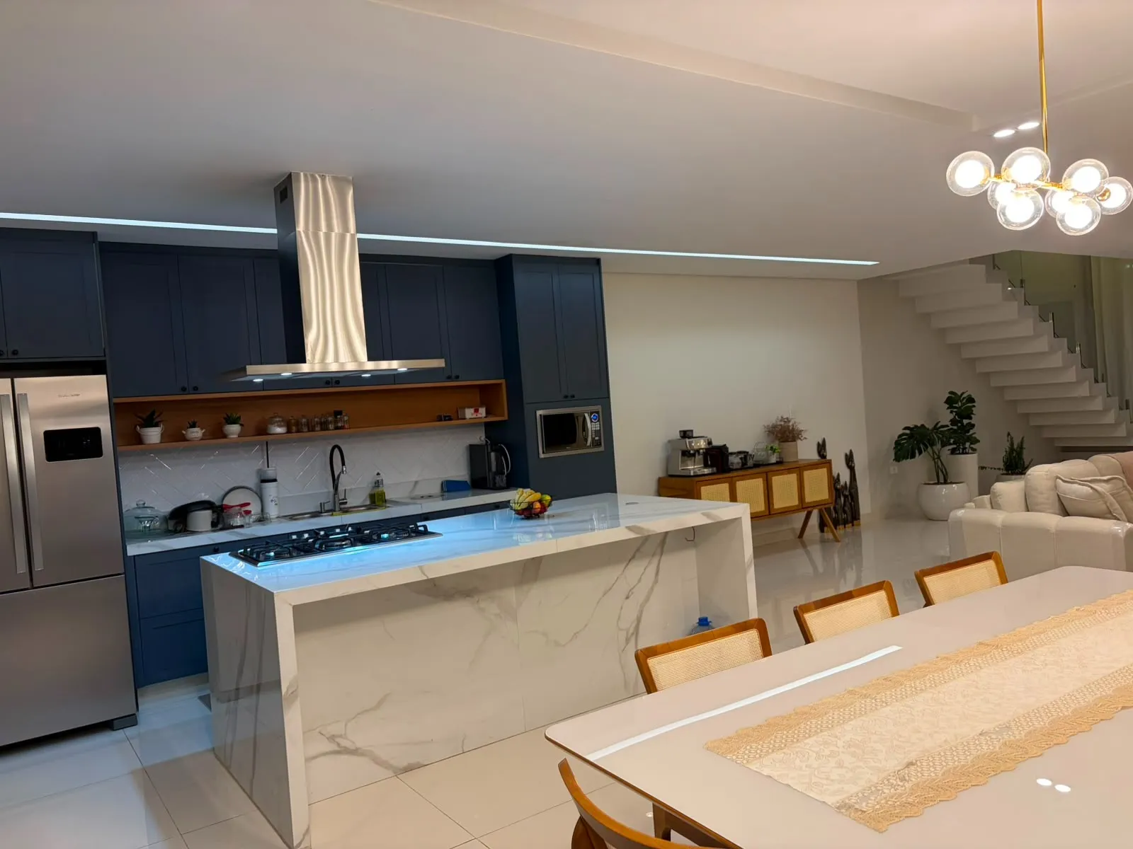 Imagem Sobrado de Alto Padrão com 4 Dormitórios e Área Gourmet no Condomínio Helena Maria