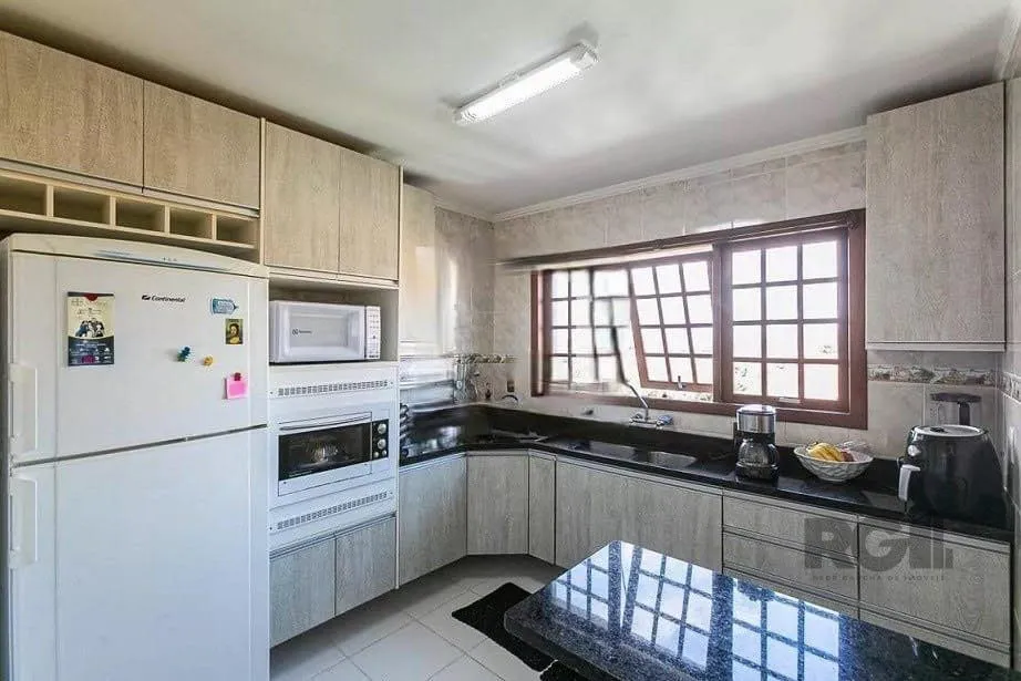 Imagem Casa com 161m² e 3 dormitórios com suíte, piscina no bairro Espírito Santo em PORTO ALEGRE