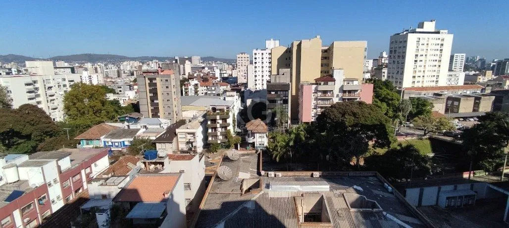 Imagem Excelente, amplo e ensolarado apartamento 3 dormitórios sendo 1 suíte, com living 2 ambientes, banheiro social, semimobiliado e com 2 vagas de garagem.