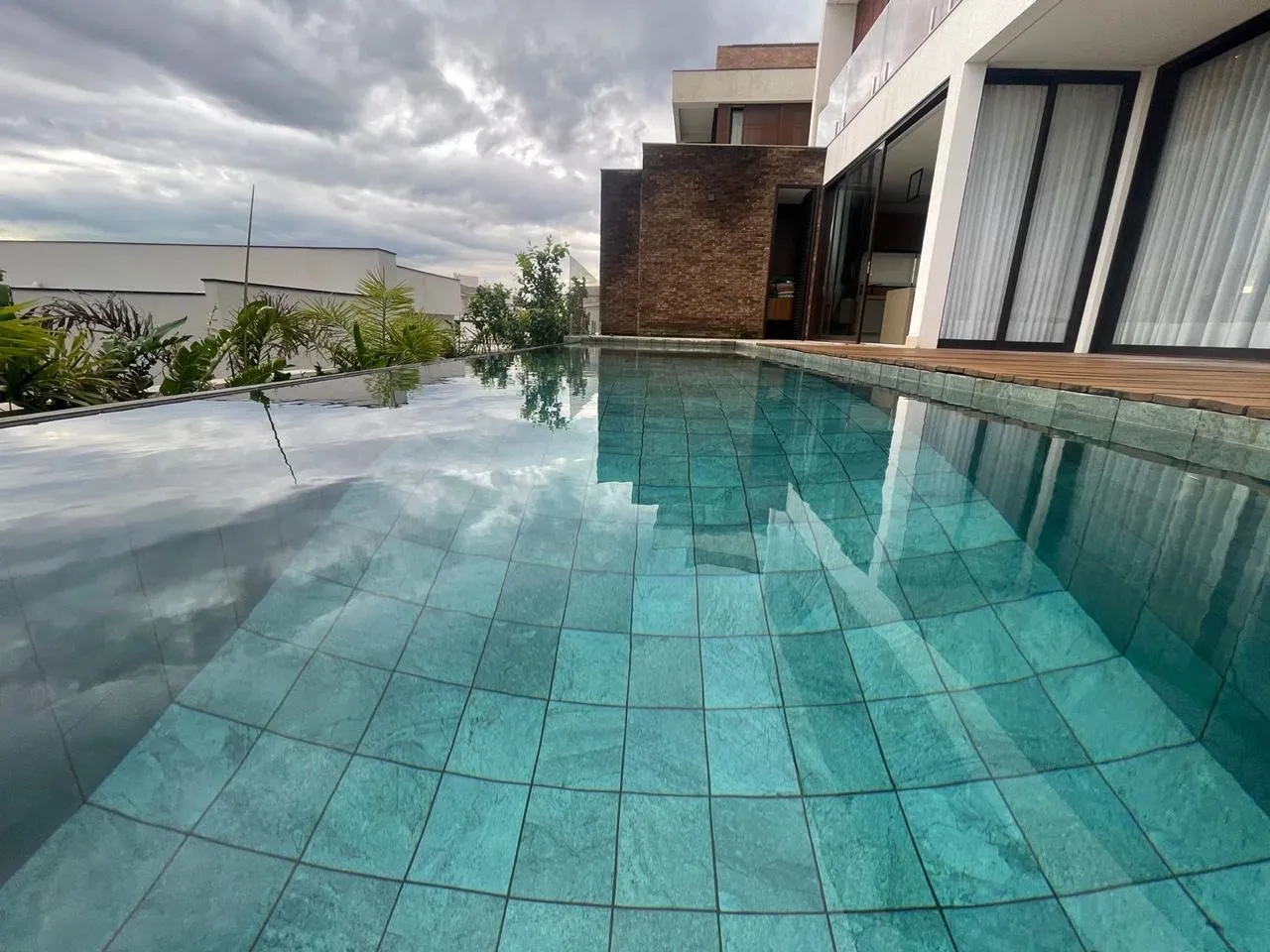 Imagem Casa de Luxo Decorada em Alphaville Nova Esplanada IV ? Vista para a Reserva e Porteira Fechada
