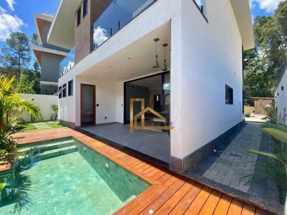 Imagem Casa com 4 Quartos, Nova e em Condomínio Clube a 15 Minutos do Centro de Teresópolis-RJ