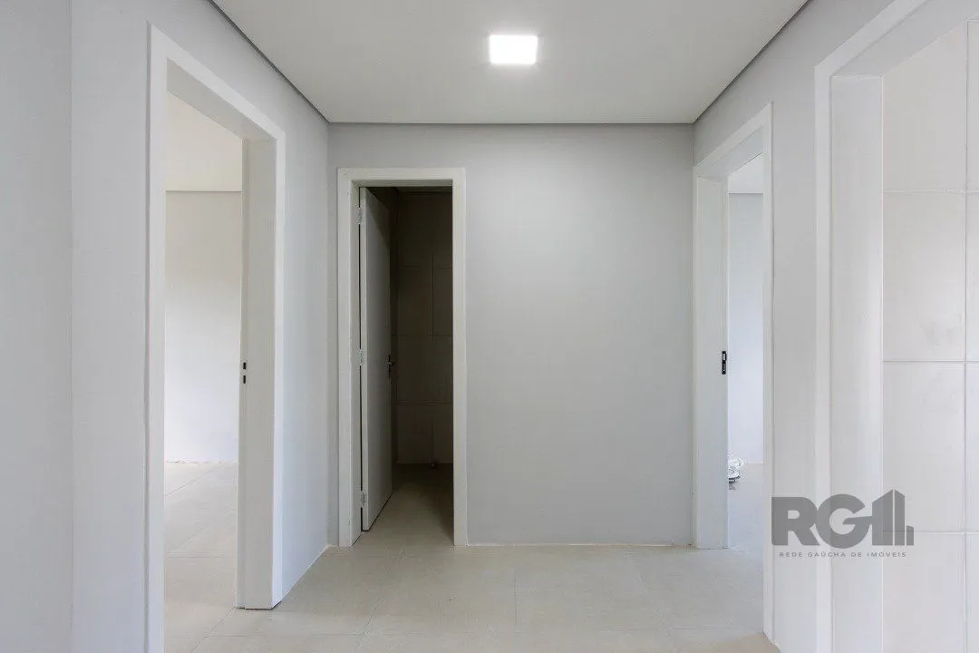 Imagem Casa no Bairro Hípica, 100% reformada, 2 dormitórios, 1 vaga de garagem.