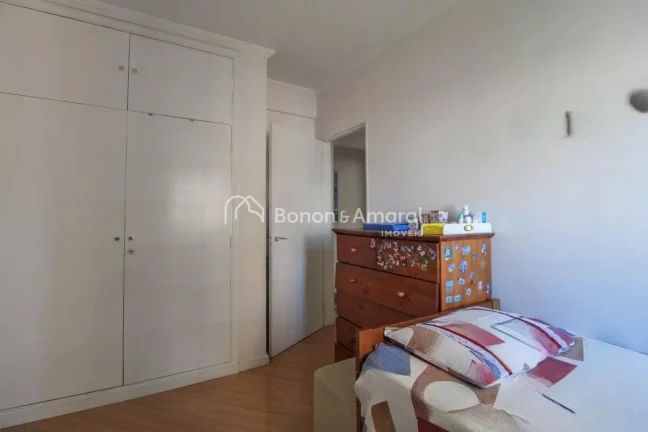 Imagem Imóvel amplo à venda no Cambuí, com 3 quartos e 2 banheiros. Apartamento reformado e muito bem lo...