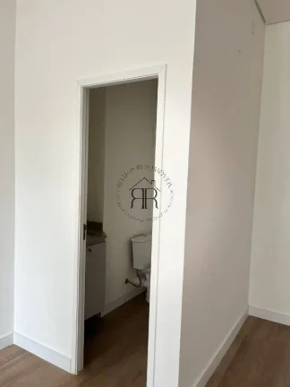 Imagem Sala comercial com 57m² muito bem distribuídos, piso vinílico de alto padrão com rodapé em toda...