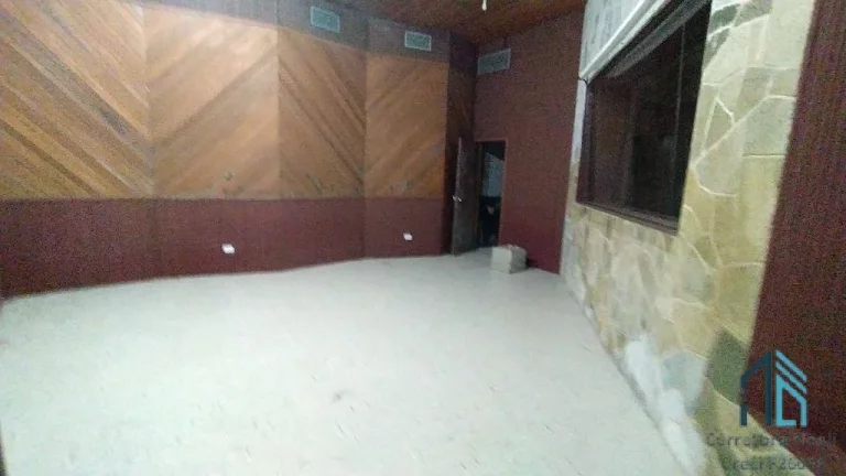 Imagem Casa, 04 quartos c/suíte, 02 subsolos tipo bunker, com 05 ambientes subterrâneos amplos, ideal para adega e estúdio, em Curitiba PR