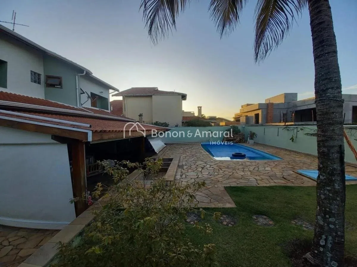 Imagem Casa com 337 m² e 4 quartos