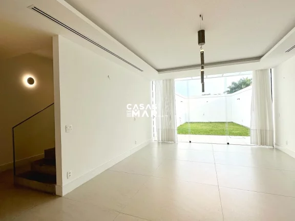 Imagem Imponente residência de luxo com 4 suítes na Barra da Tijúca, Rio de Janeiro - RJ: 3 salas, 6 vagas e 1.000m² de puro requinte!