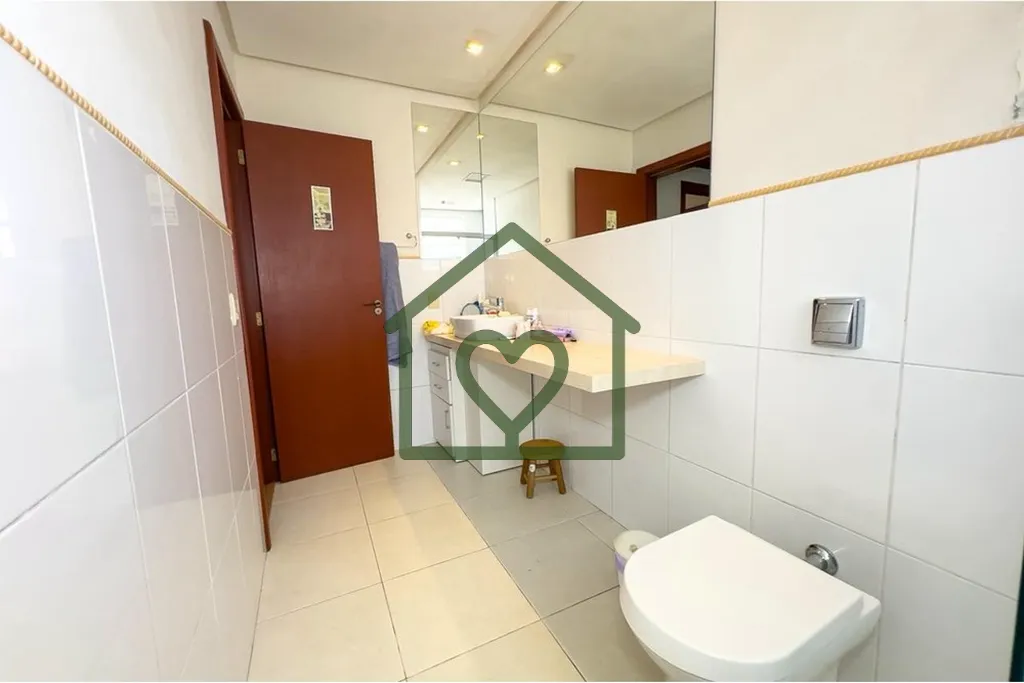 Imagem Apartamento com 2 pátios grandes em Petrópolis 
 
Este apartamento reformado fica no coração do ...