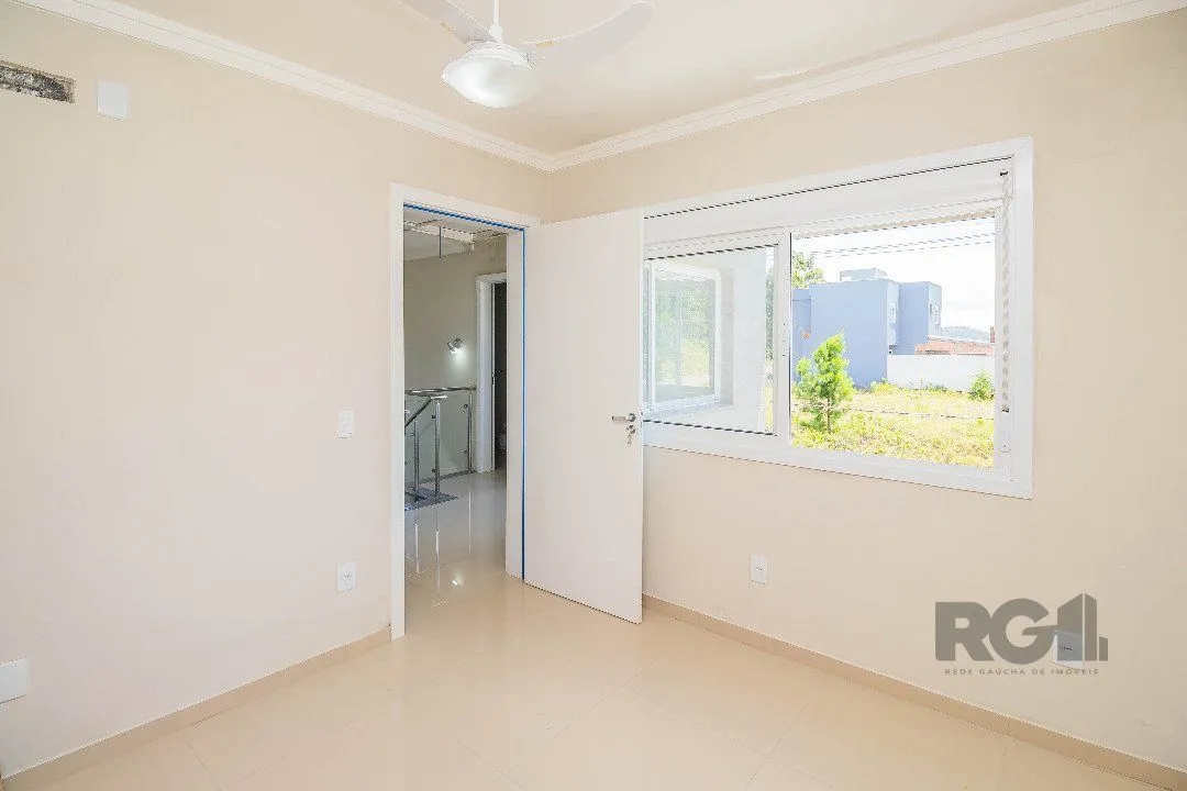 Imagem Sobrado, 185 metros quadrados privativo, com 3 quartos, 1 suíte, Living e cozinha integrados, lareira, churrasqueira, lavabo e 2 vagas de garagem. e 2 vagas de garagem