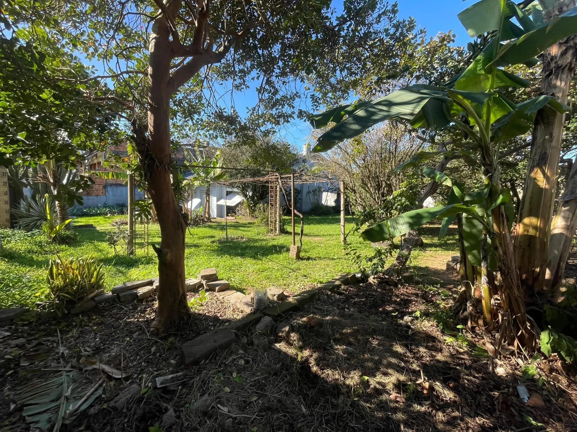 Imagem Terreno de esquina, com 429m², está situado no coração do bairro Medianeira