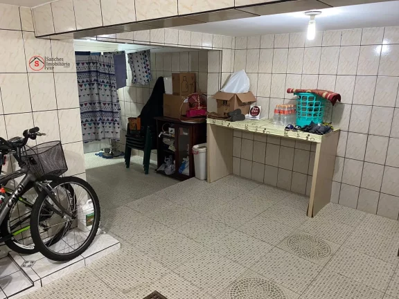 Imagem Excelente sobrado, 220 metros, 3 dormitórios, 3 vagas cobertas, portão automático, quintal com churrasqueira, rua larga e tranquila.