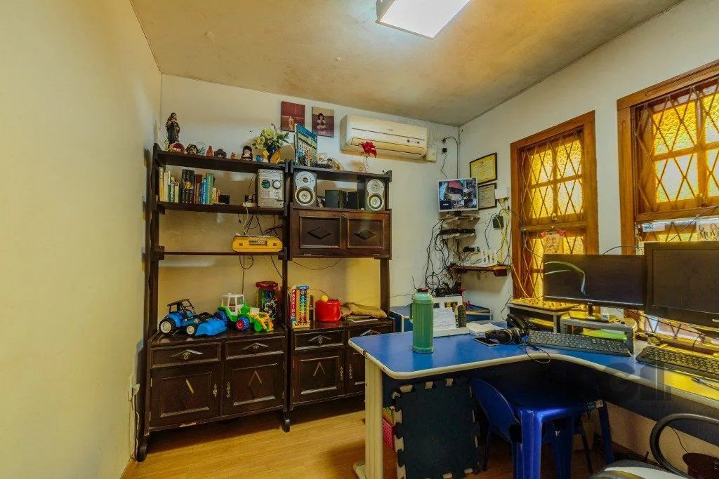 Imagem Casa 253m², 3 suítes, pátio, churrasqueira e vaga de garagem para 4 carros no bairro Nonoai