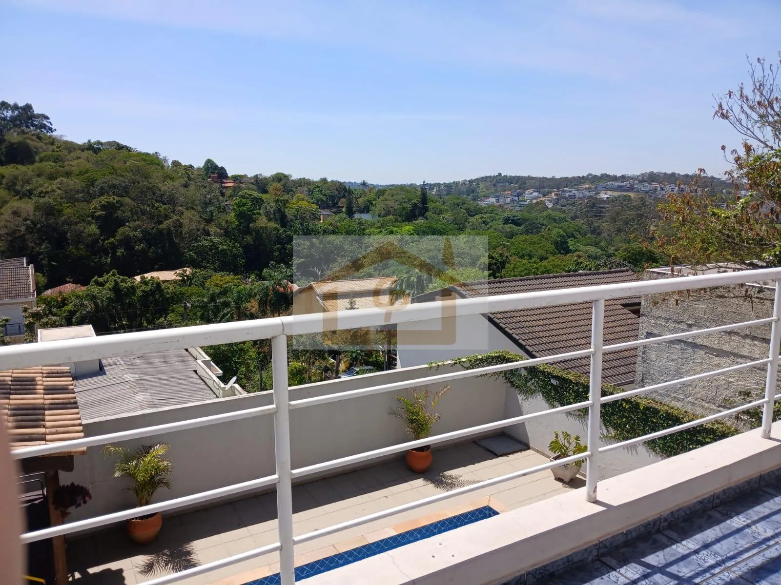 Imagem Encantadora! São 4 quartos (1 suíte), 4 vagas cobertas