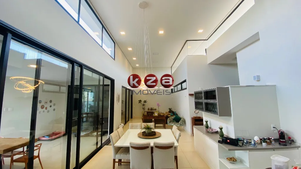Imagem Casa de Luxo à Venda em Condomínio Exclusivo em Valinhos-SP: 3 quartos, 3 suítes, 3 salas, 5 banheiros, 2 vagas de garagem, 317m².