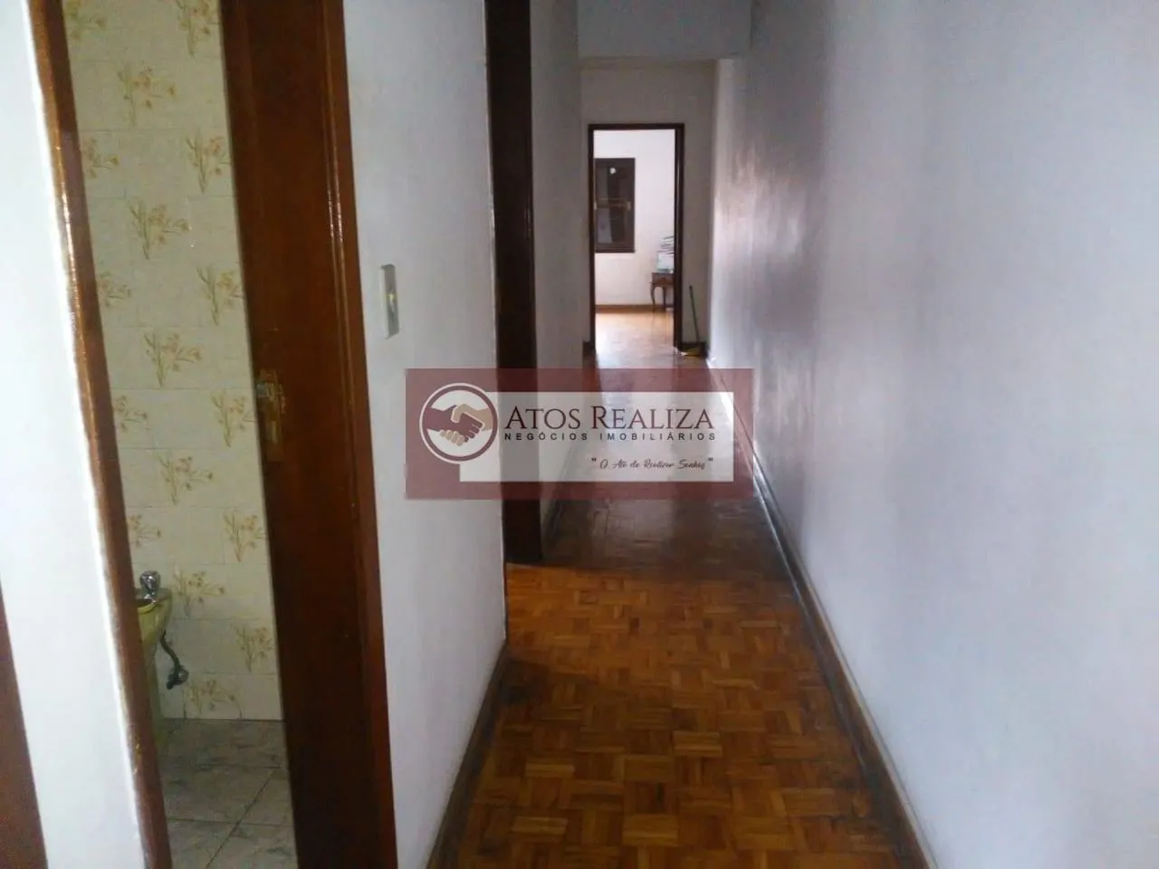 Imagem Oportunidade de um bom investimento. Vendo Sobrado de 180m² no Jardim Império, com 3 Dormitorios, sendo 1 Suíte, 2 Salas, Cozinha, 3 banheiros, 2 vagas de garagem cobertas, + uma pequena edícula. Valor R$ 600k, Agende uma visita e confira.