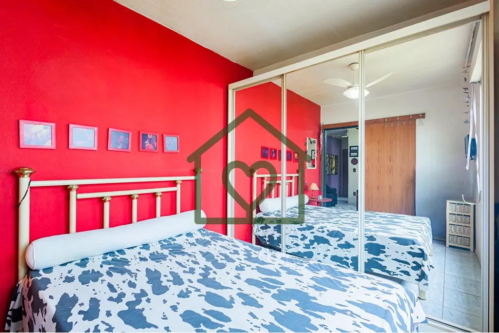 Imagem Descubra o seu novo lar no coração de Porto Alegre. Este aconchegante apartamento está localizado...