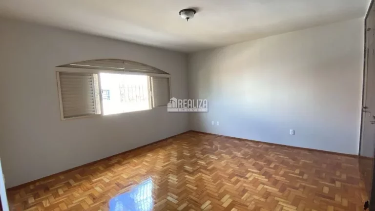 Imagem Casa com 6 dormitórios no bairro Fabrício em Uberaba