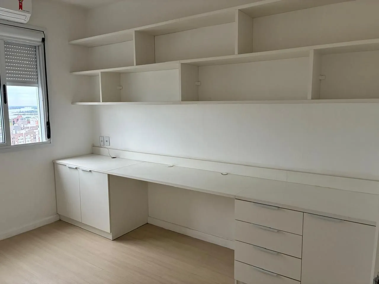 Imagem Vende-se amplo apartamento 3 quartos com suíte e 2 vagas no Menino Deus - 158,4m²