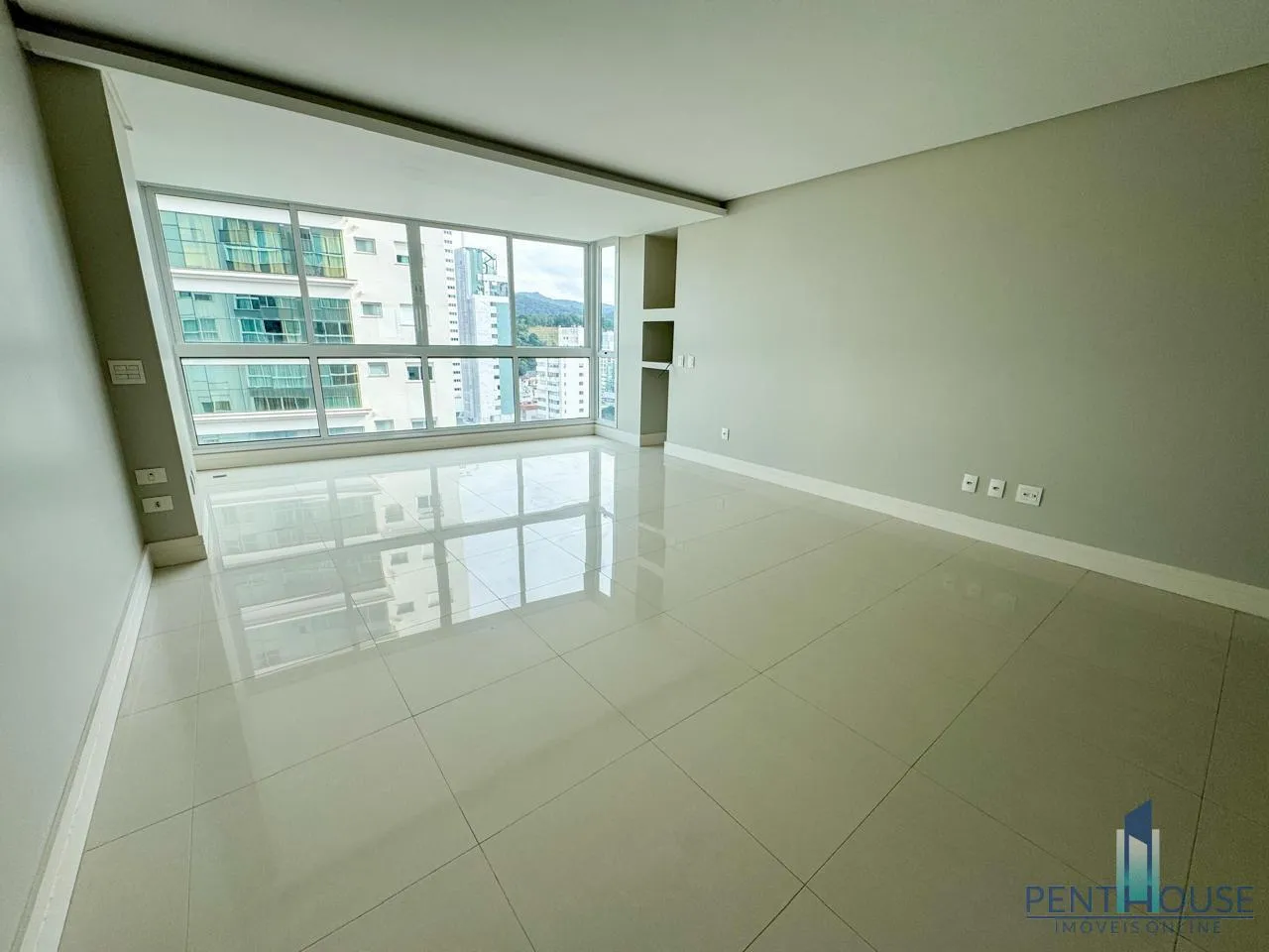 Imagem Apartamento Quadra Mar para Venda em Balneário Camboriú, CENTRO, 3 dormitórios, 3 suítes, 4 banheiros, 3 vagas