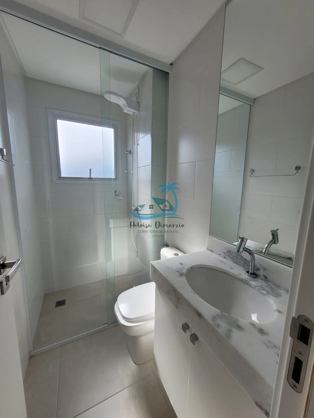 Imagem Excelente Apartamento com 3 dormitórios semi mobiliado e vista para o mar, a venda a 250 metros da orla de Itagua em Ubatuba.