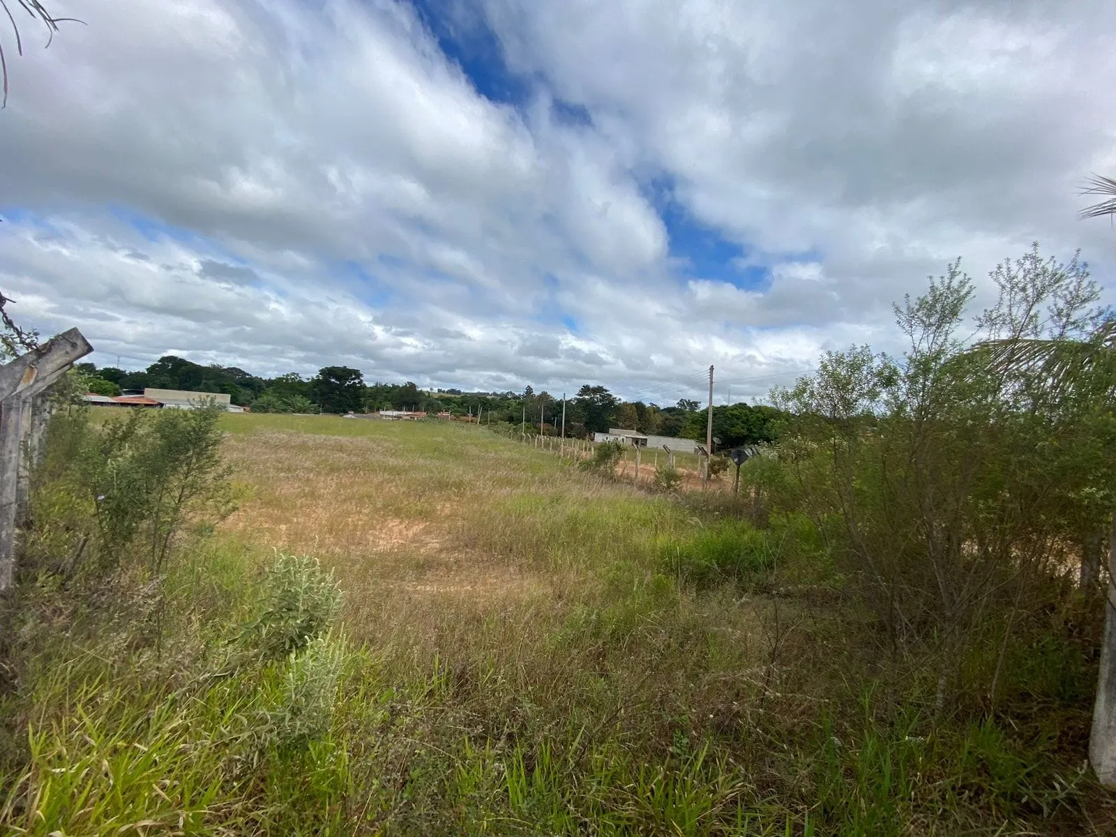 Imagem Terreno à venda na rua principal de Sarapuí