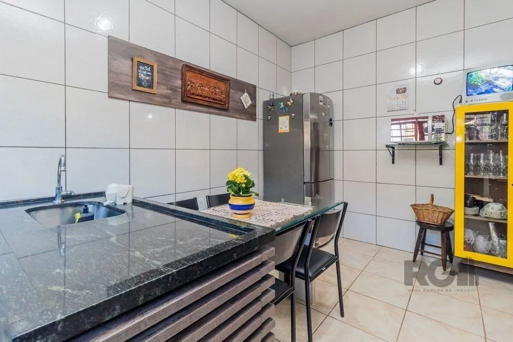 Imagem Sobrado de 215m² - 4 dormitórios, 5 vagas no bairro Passo das Pedras