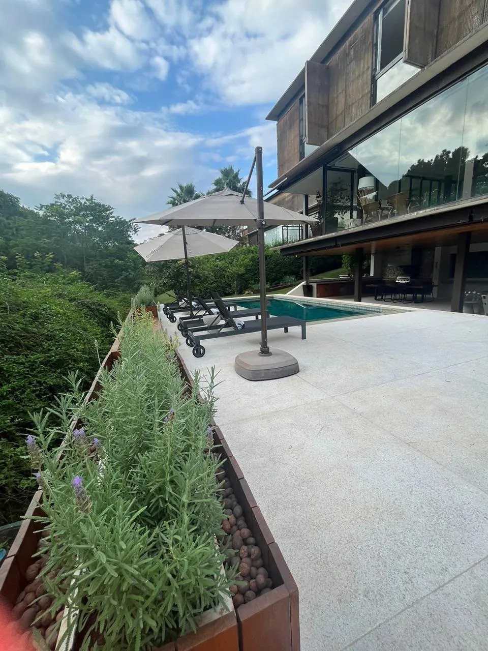 Imagem Casa de luxo à venda na Fazenda Boa Vista com 5 suítes, 500 m², projeto de Gui Mattos, hidromassagem e integração com a natureza