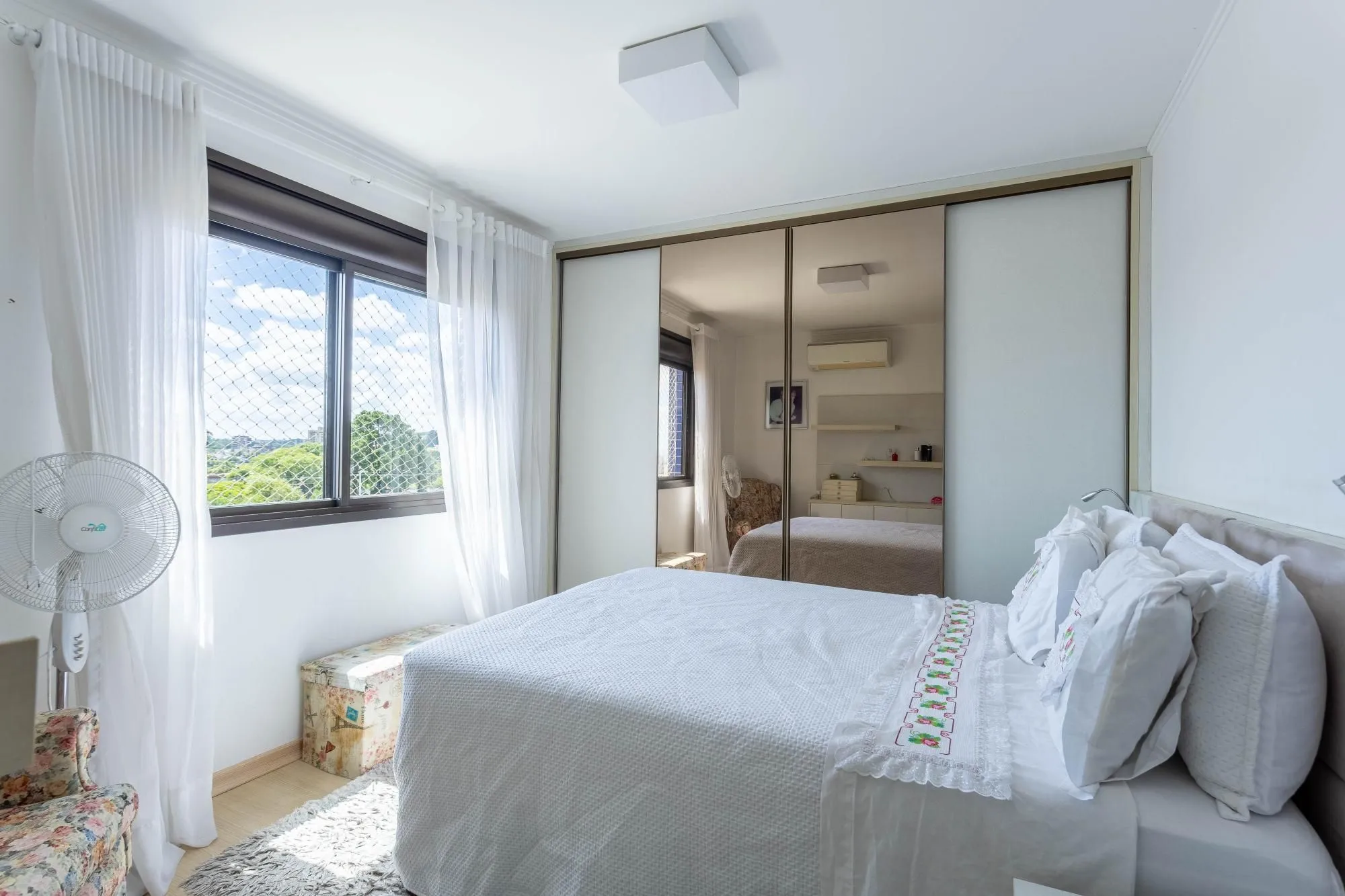 Imagem Apartamento à Venda com 2 Dormitórios (1 Suíte) e 2 Vagas Cobertas - Vila Ipiranga, Porto Alegre/RS