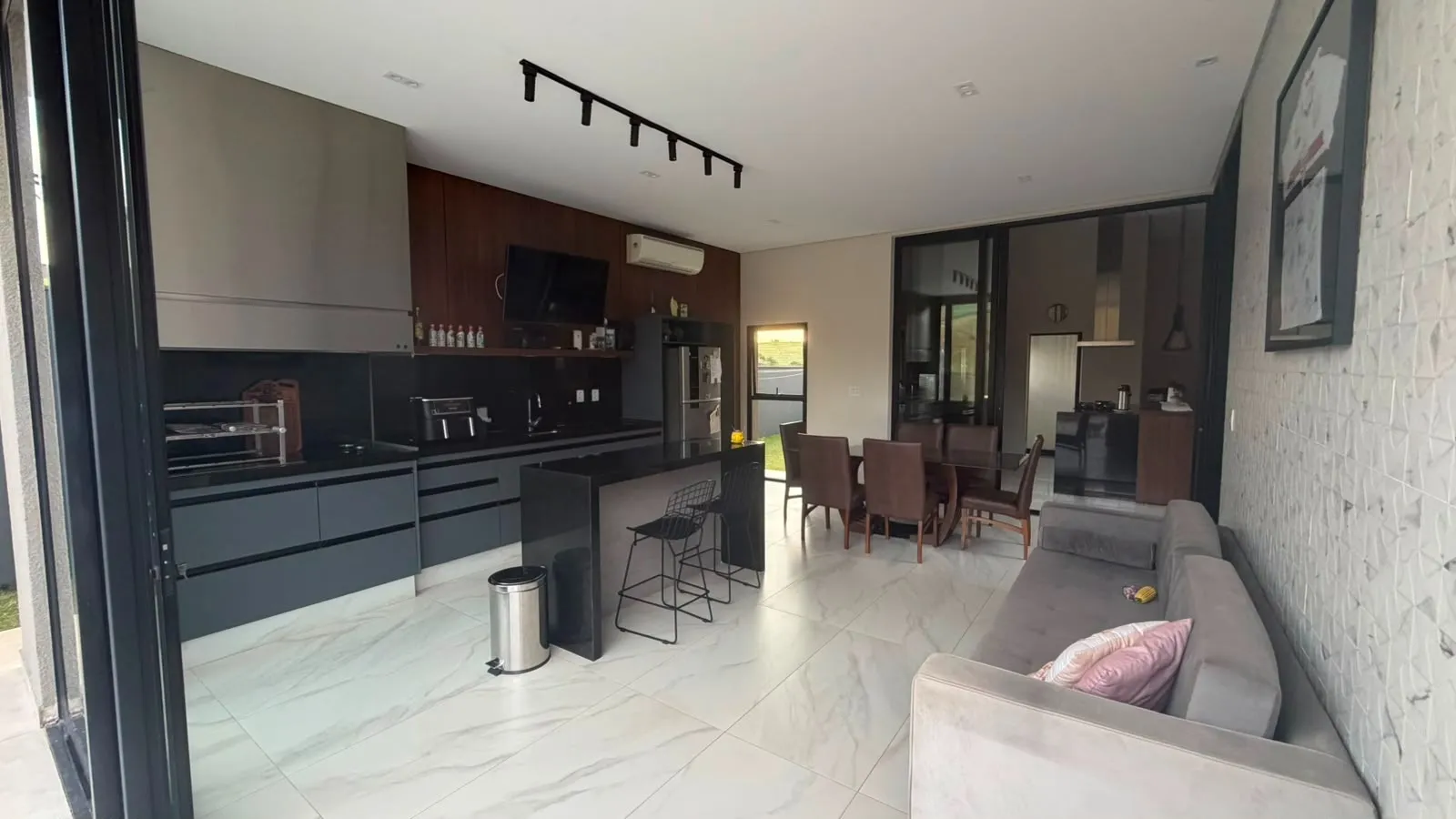 Imagem Casa de Alto Padrão à Venda no Village Ipanema I, Araçoiaba da Serra. 1.030 m² de terreno | 313 m² construídos | 3 suítes | 4 vagas | Piscina aquecida