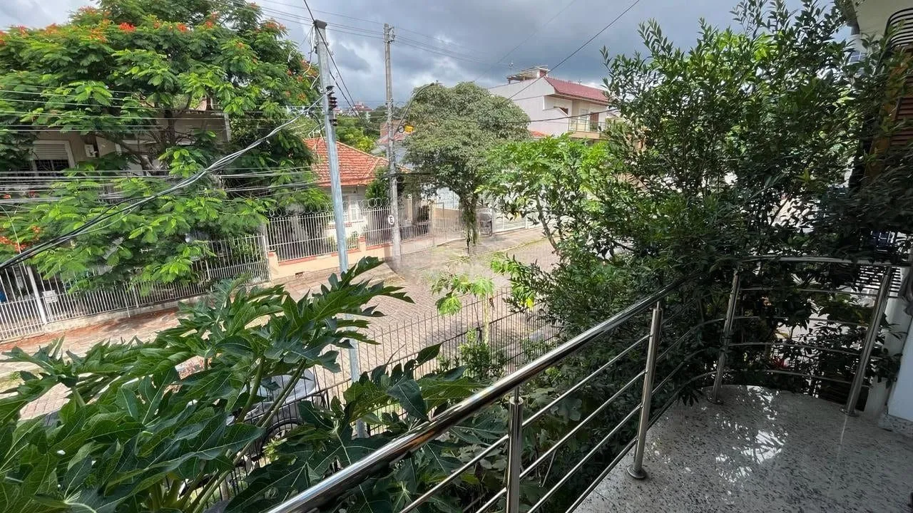 Imagem Casa de 4 dormitórios no bairro Santo Antônio, Porto Alegre
