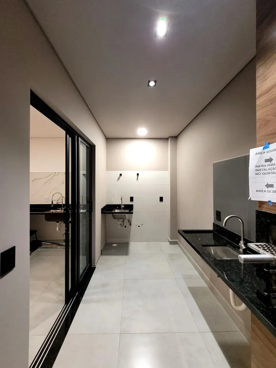 Imagem Casa em Condomínio de Luxo com 3 Suítes em Cajuru do Sul, Sorocaba-SP: 122m², 3 Quartos, 1 Sala e 2 Vagas de Garagem!