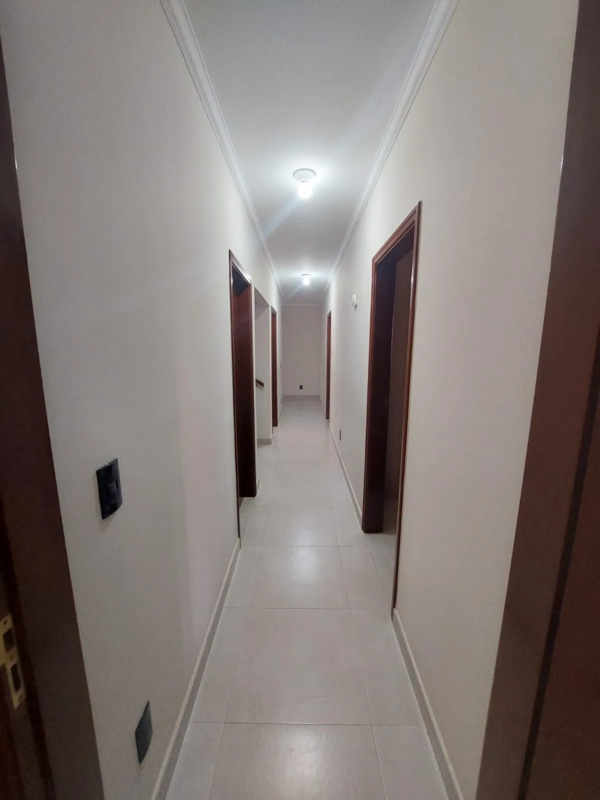 Imagem Casa 4 dorm escritório lareira sala de jogos de Esquina com 438m² Cond Vivendas do Lago