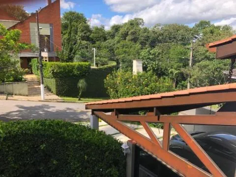 Imagem VENDA DE SOBRADO NO CONDOMÍNIO ARUJÁ V, EM ARUJÁ/SP, 264m² com 3 quartos, suíte, churrasqueira, jardim, cozinha americana e 04 vagas. CONSULTE-NOS.