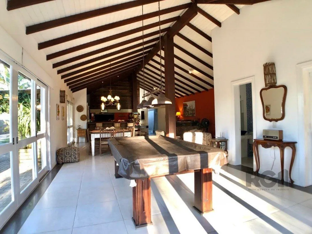 Imagem EM ATLÂNTIDA, CASA COM 1140m², 320 m² DE ÁREA PRIVADA, 3 DORMS (1 SUÍTE)