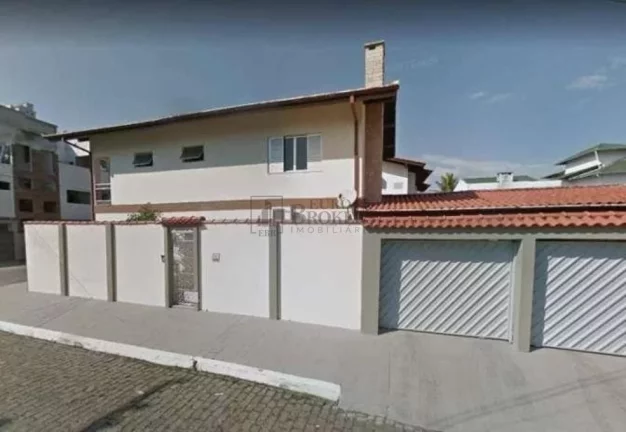 Imagem Grande casa de esquina no centro de Balneário Camboriú.