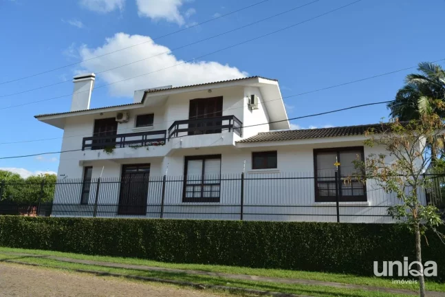 Imagem Casa em Camobi com 05 dormitórios, suíte master, lareira, piscina