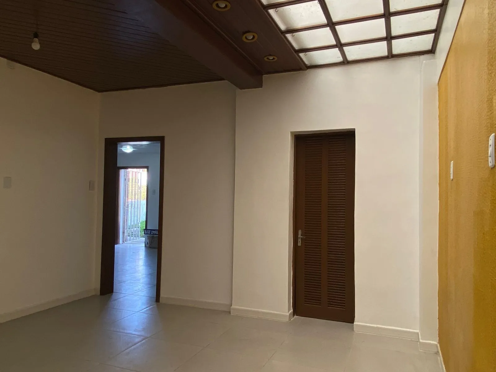 Imagem Casa de (3)três quartos, sendo uma suíte com duas vagas de garagem.