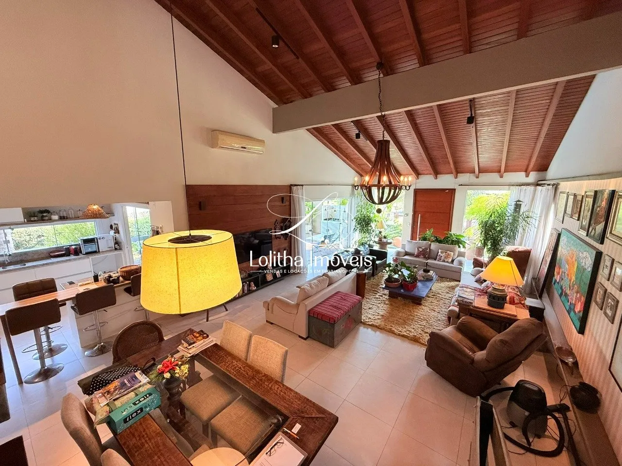 Imagem Casa com 3 Suítes, Piscina e Churrasqueira à venda em Jurerê - Florianópolis/SC