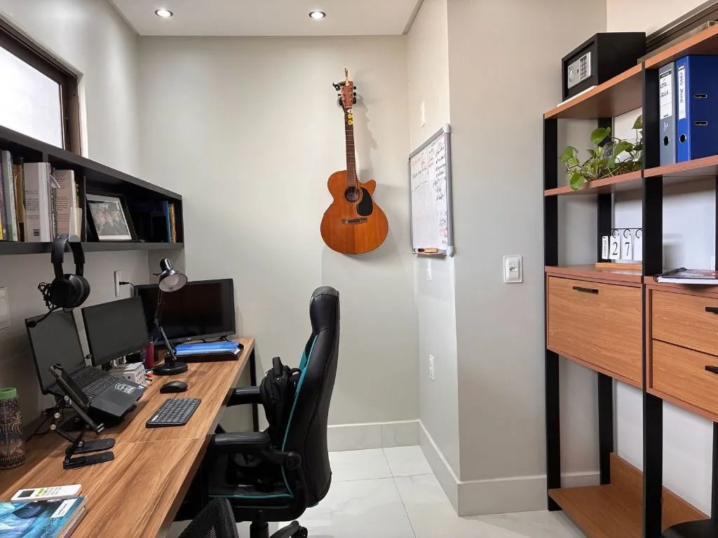 Imagem Casa de alto padrão no Alphaville com 5 suítes, espaço gourmet, home office, sala de TV e projeto moderno.