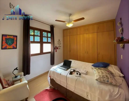 Imagem TÉRREA, 3 suítes, lote plano, piscina e gourmet, em bolsão fechado.