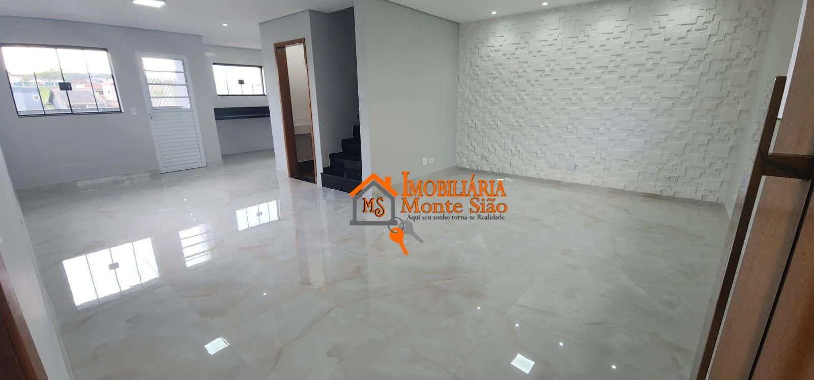 Foto do imóvel Sobrado com 3 dormitórios à venda, 186 m² por R$ 930.000,00 - Carmela III - Guarulhos/SP