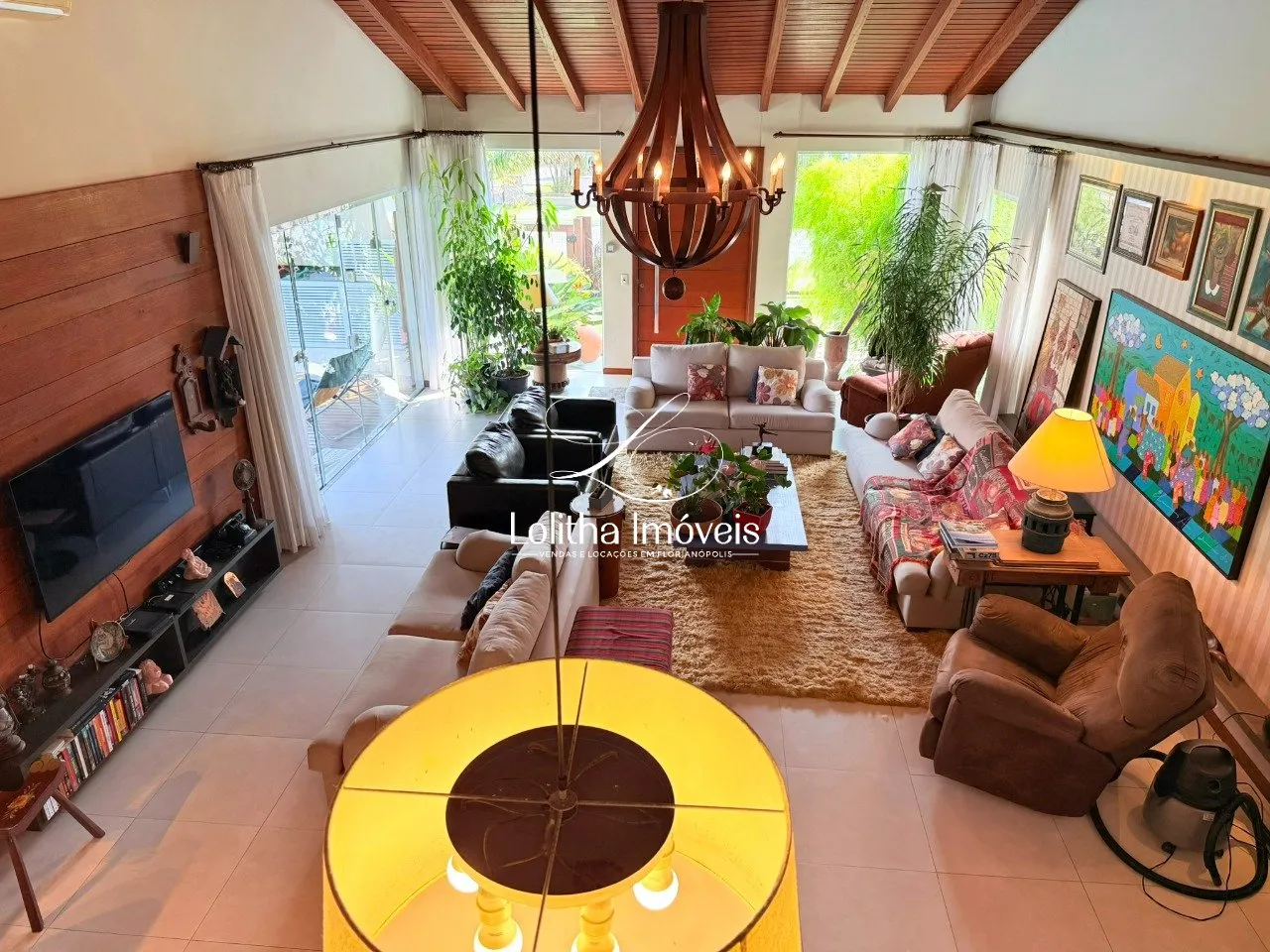 Imagem Casa com 3 Suítes, Piscina e Churrasqueira à venda em Jurerê - Florianópolis/SC