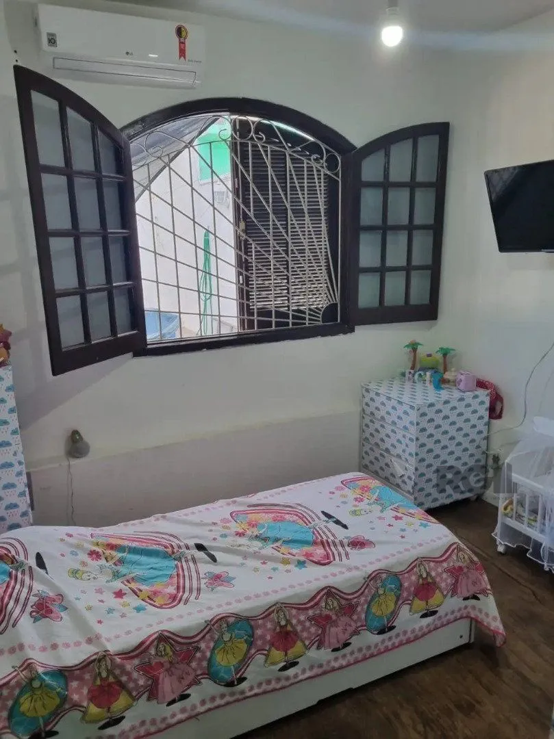 Imagem Casa térrea, 3 dormitórios, 1 suíte, living para 2 ambientes, cozinha, pátio, 2 banheiros e 4 vagas .