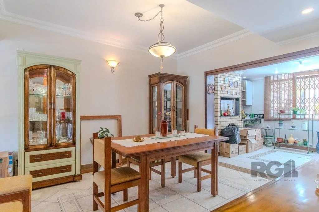 Imagem Linda casa de 04 dormitórios com vista livre no Bairro Teresópolis
