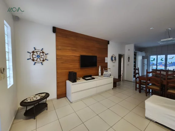 Imagem Casa com Piscina e Localização Privilegiada no Centro de Itapoá, Perto da Prefeitura