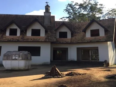 Imagem VENDA CASA EM ESTILO NORMANDO CONDOMÍNIO ARUJÁ HILLS I II com A/T 1838,23m², A/C 817,42m² e Pavimento térreo 408,71m². CONSULTE-NOS.
