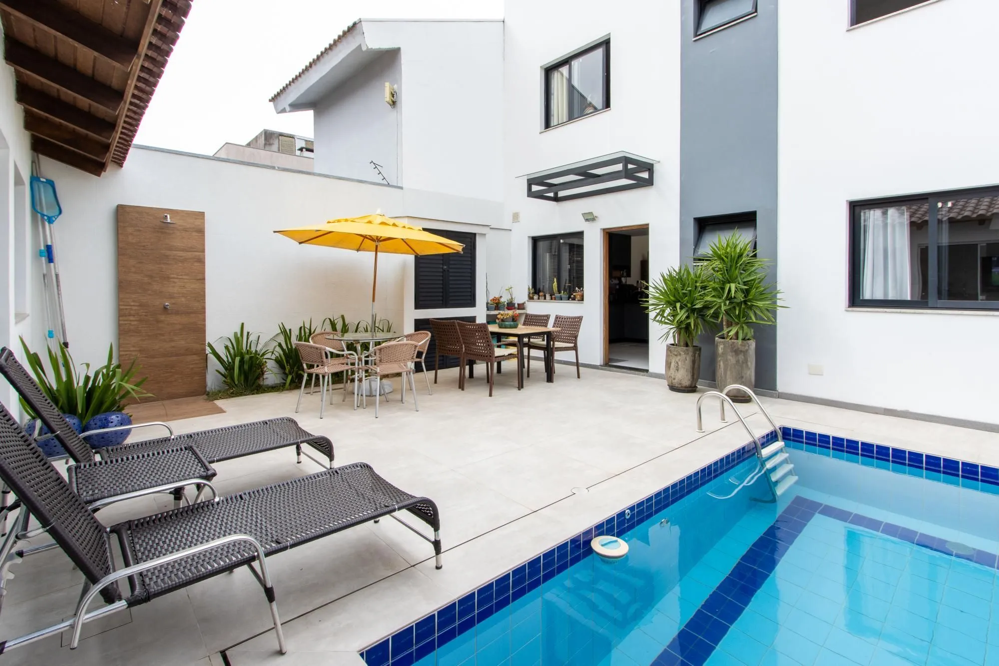 Imagem Excelente casa de alvenaria, 4 dormitórios, 2 suítes e 2 vagas de garagem.