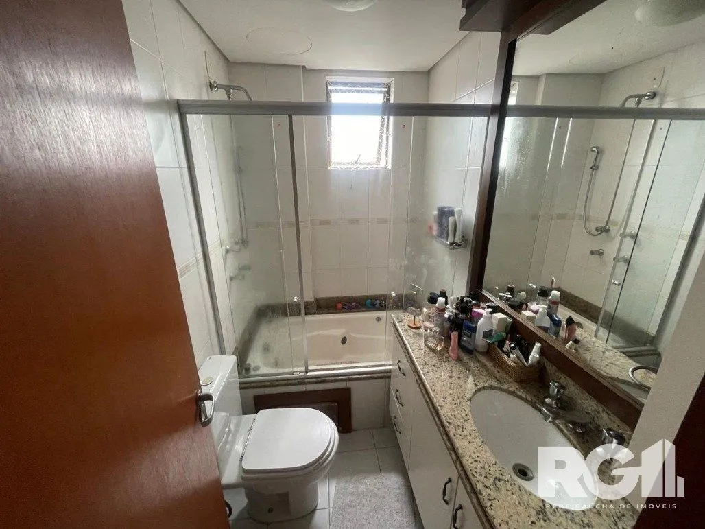 Imagem Apartamento com 3 dormitórios, 1 suíte, lavabo, 2 vagas cobertas, semimobiliado, churrasqueira e lareira.